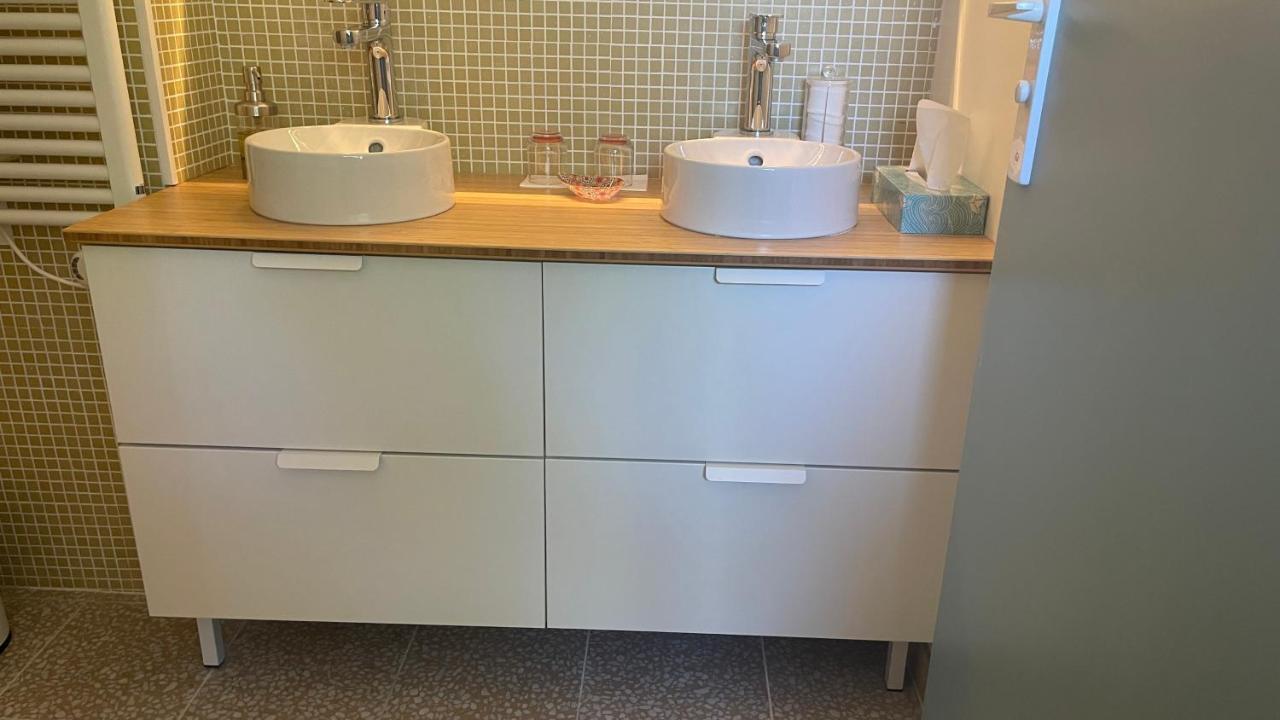 Au Coeur Du Vieux Toulon Au Calme Appartement Renove Climatise Confortable Etage Eleve Avec Ascenseur Proche Parking Et Toutes Commodites エクステリア 写真