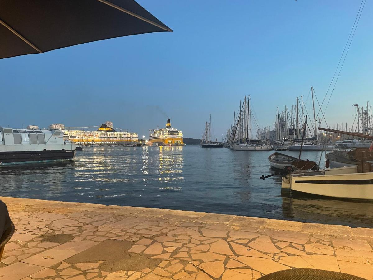 Au Coeur Du Vieux Toulon Au Calme Appartement Renove Climatise Confortable Etage Eleve Avec Ascenseur Proche Parking Et Toutes Commodites エクステリア 写真