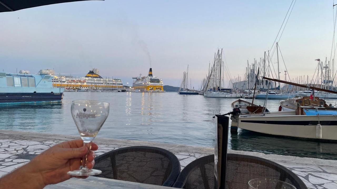 Au Coeur Du Vieux Toulon Au Calme Appartement Renove Climatise Confortable Etage Eleve Avec Ascenseur Proche Parking Et Toutes Commodites エクステリア 写真